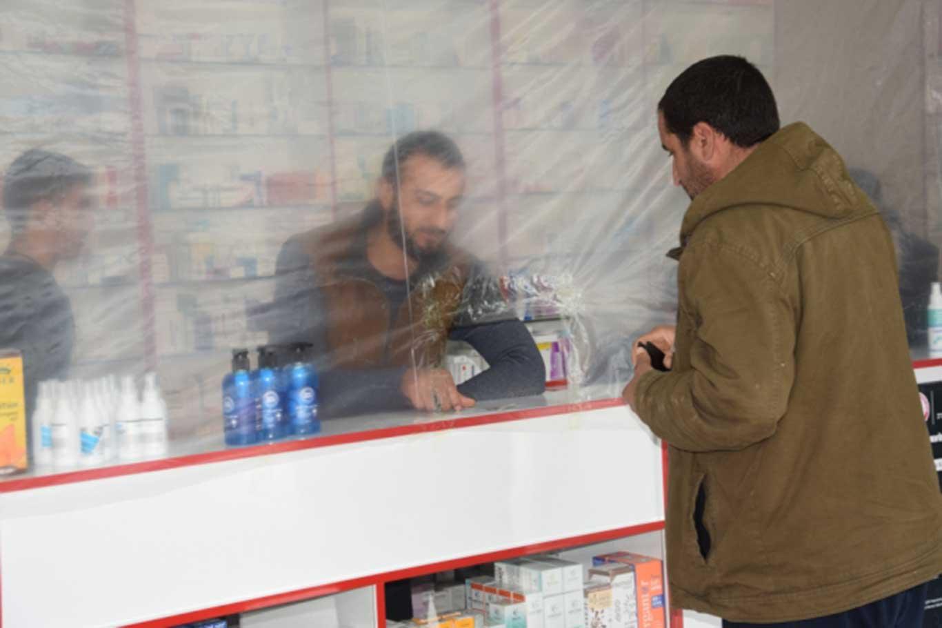 Şanlıurfa'da eczanenin ilginç Corona virüs önlemi Şanlıurfa'da eczanenin ilginç Corona virüs önlemi